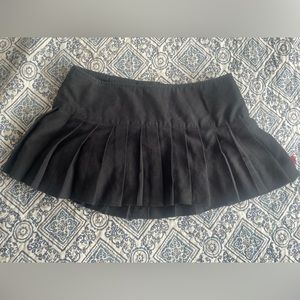 Pleated black mini skirt